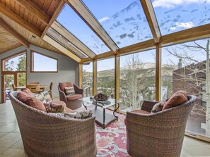 Living area - Mountain View Ski Lodge 5 Bedroom Townhouse (Breckenridge)