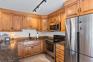 Bloc d'apartaments, 4 dormitoris | Cuina privada | Frigorífic, forn, cafetera i tetera i torradora