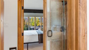 Condo, 4 quartos | 4 quartos, espaço de trabalho para notebook, Wi-Fi de cortesia