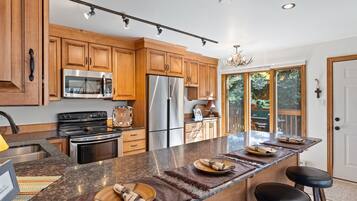 Condo, 4 quartos | Cozinha privada | Geladeira, fogão, cafeteira/chaleira, torradeira