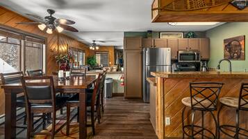 Townhome, 2 Bedrooms | Dapur peribadi | Peti sejuk, ketuhar, pembancuh kopi/teh, pembakar roti