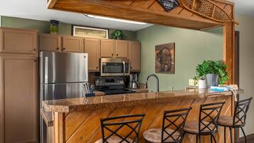 Townhome, 2 Bedrooms | Dapur peribadi | Peti sejuk, ketuhar, pembancuh kopi/teh, pembakar roti