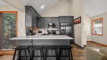 Cabaña, 2 habitaciones | Cocina privada | Refrigerador, horno, cafetera y tetera y tostadora