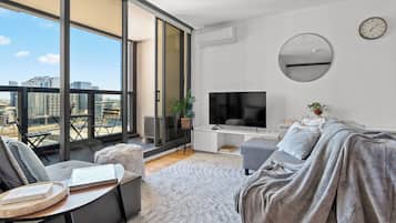 Smart TV, videojuegos, libros y videoteca