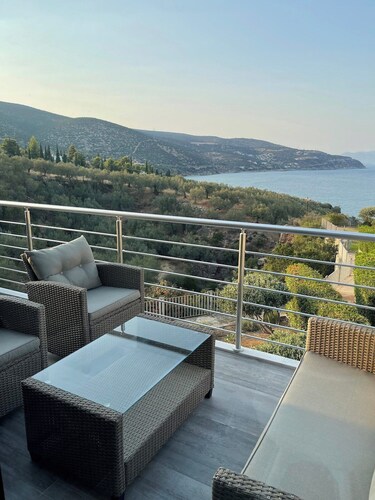 Hellenic Escapes: Modern 2-Bedroom with Panoramic Sea Views