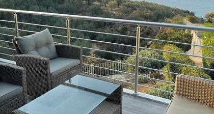 Hellenic Escapes: Modern 2-Bedroom with Panoramic Sea Views