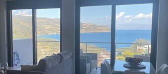 Hellenic Escapes: Modern 2-Bedroom with Panoramic Sea Views