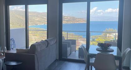 Hellenic Escapes: Modern 2-Bedroom with Panoramic Sea Views