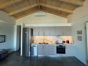 Réfrigérateur, un four, surface de cuisson, lave-vaisselle