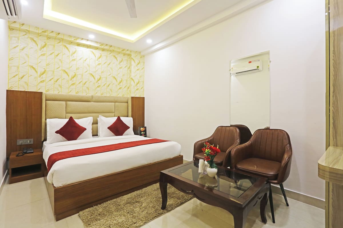 Deluxe Double Room, City View | Laptop workspace, soundproofing, iron/ironing board, free WiFi