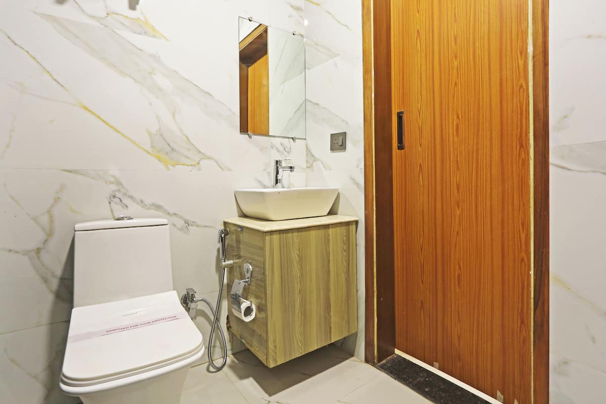 Deluxe Double Room, City View | Bathroom | Shower, eco-friendly toiletries, slippers, towels
