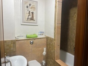 Bidet, serviettes fournies, savon, papier de toilette