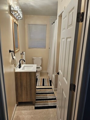 Douche, sèche-cheveux, serviettes fournies, savon