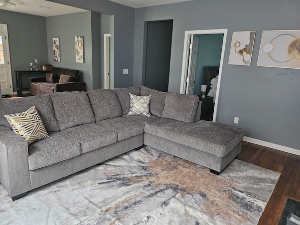 Living area - Charming 3 bedroom house with AC, WiFi in quaint Macon (Macon)