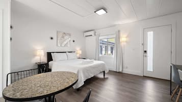 Een bureau, een strijkplank/strijkijzer, wifi, beddengoed