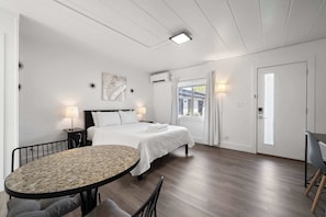 Een bureau, een strijkplank/strijkijzer, wifi, beddengoed
