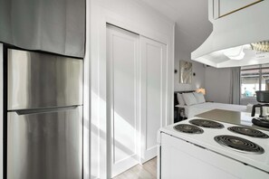 Interior - Chic City Retreat 93I (Columbus)