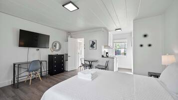 Escriptori, planxa i posts de planxar, wifi i roba de llit