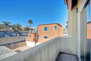 This luxurious queen suite boasts a private ensuite bath & balcony - South Pacific – Walk to Beach! (Oceanside)