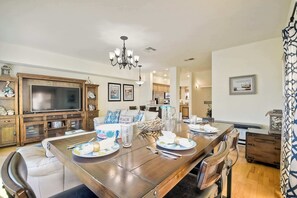 Sip morning coffee or grab a bite at the second dining table, seating 4 - South Pacific – Walk to Beach! (Oceanside)