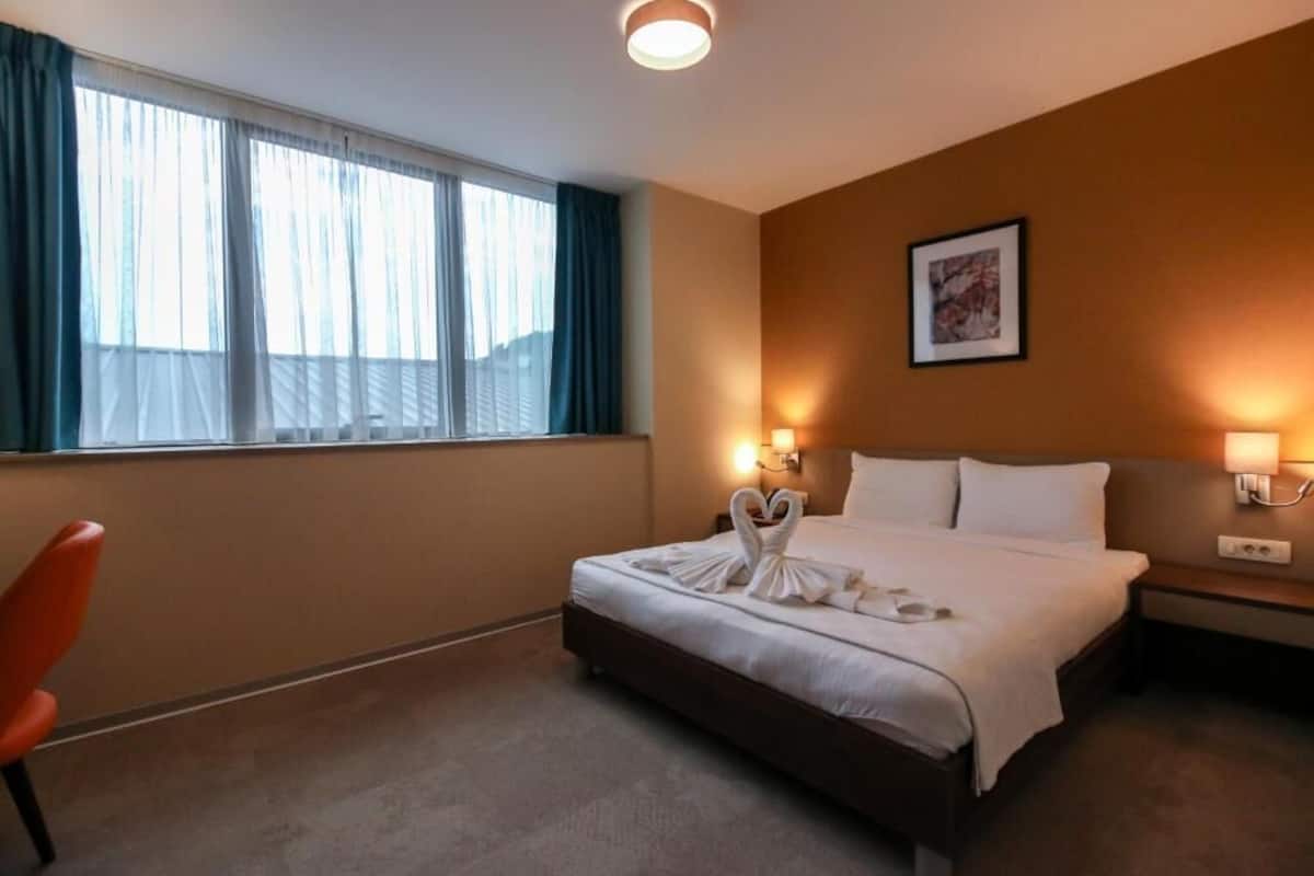 Basic Double Room | Peralatan tempat tidur premium, bar mini, meja