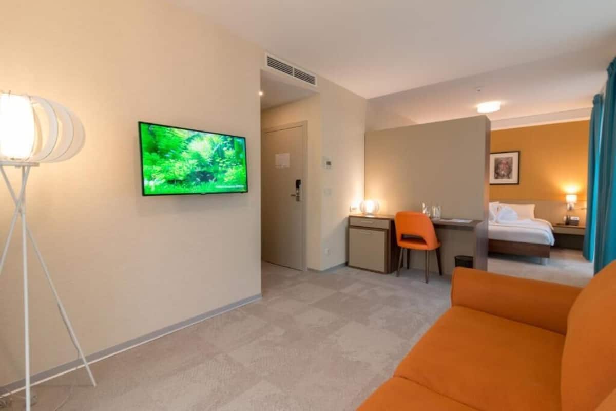 Deluxe Room, Non Smoking | Peralatan tempat tidur premium, bar mini, meja
