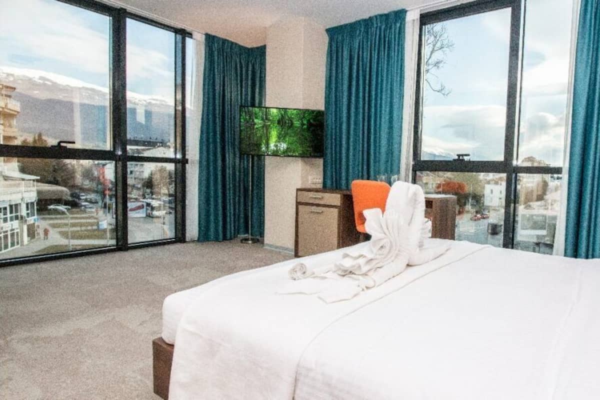Premium Room, City View | Peralatan tempat tidur premium, bar mini, meja