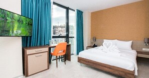 Premium-rum - utsikt mot staden | Sängtillbehör av högsta kvalitet, minibar och skrivbord