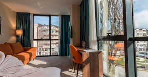 Habitación Premium, vista a la ciudad | 1 habitación, ropa de cama de alta calidad, minibar y escritorio 