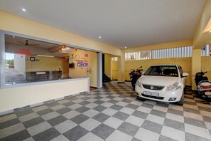 Free self-parking - Hotel SLA Inn - Mysore (Mysore)