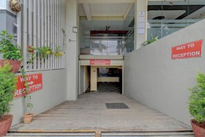 Interior entrance - Hotel SLA Inn - Mysore (Mysore)
