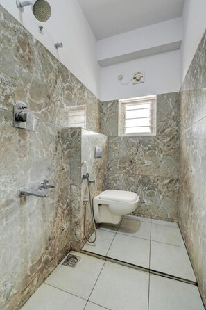 Deluxe Double Room | Bathroom | Shower, free toiletries, towels, soap - Hotel SLA Inn - Mysore (Mysore)