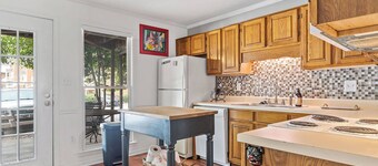 Five Points Dawg Crib On Campus