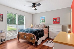 2 bedrooms, WiFi, bed sheets - Five Points Dawg Crib On Campus (Athens)
