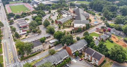 Five Points Dawg Crib On Campus