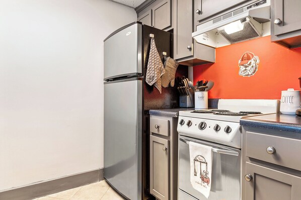 Refrigerador, microondas, horno y parrilla de estufa 