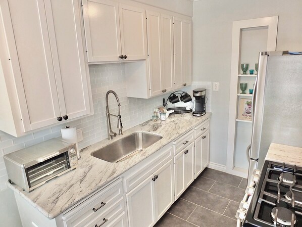 Fridge, microwave, oven, coffee/tea maker