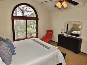 3 bedrooms, desk, iron/ironing board, WiFi