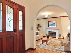 Télévision, cheminée, lecteur de DVD, espaces bureaux