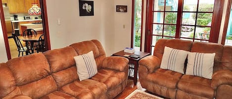 Téléviseur, foyer, lecteur de DVD, bureau