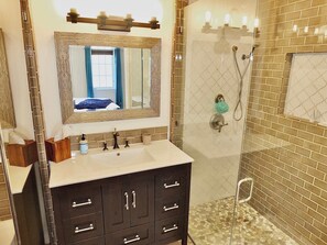 Shower, hair dryer, towels, shampoo - Belmont Shore,2 Blocks to Beach,World Cup,Sleeps 6 (Long Beach)