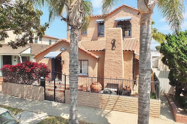 Welcome to La Brisa, an exceptional Long Beach getaway destination!