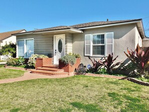 Exterior detail - Home Theater, Private Backyard, Theme Parks Close (Long Beach)