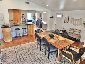 Dining - Home Theater, Private Backyard, Theme Parks Close (Long Beach)