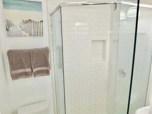 Douche, sèche-cheveux, serviettes fournies, shampoing