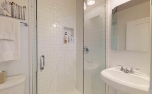 Shower, hair dryer, towels, shampoo - Steps to Beach,Kayak/Paddleboard,World Cup,Sleep 6 (Long Beach)
