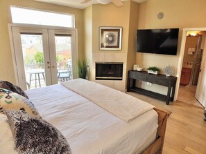 3 soverom, skrivebord, strykejern/-brett og reiseseng for barn