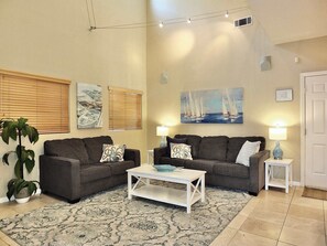 Televisión, chimenea y oficina 