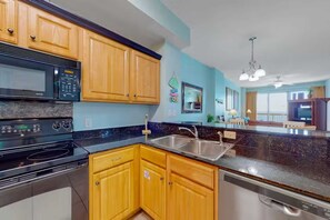 Frigorífico, microondas, horno y placa de cocina