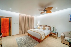 Phòng có thiết kế đặc trưng | Bàn, bàn ủi/dụng cụ ủi quần áo, truy cập Internet không dây miễn phí 